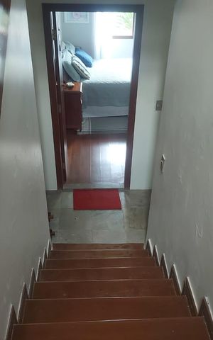 Casa à venda com 343m², 5 quartos e 5 vagas Casa à venda com 343m², 5 quartos e 5 vagasEscada