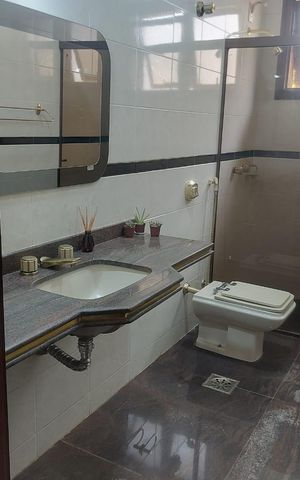 Casa à venda com 343m², 5 quartos e 5 vagas Casa à venda com 343m², 5 quartos e 5 vagasbanheiro 1