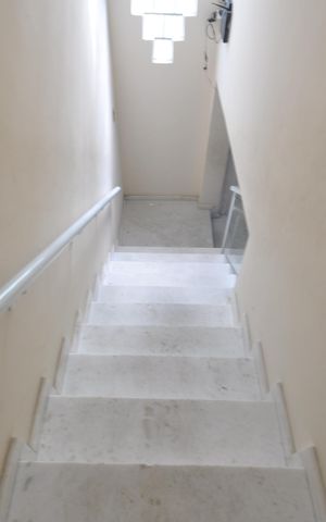 Casa à venda com 250m², 5 quartos e 2 vagasEscada