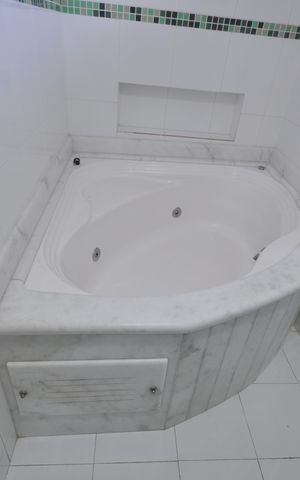 Casa à venda com 250m², 5 quartos e 2 vagasBanheira do Quarto Suíte 2