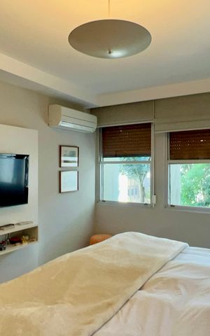 Apartamento à venda com 226m², 3 quartos e 2 vagas Apartamento à venda com 226m², 3 quartos e 2 vagasSuite