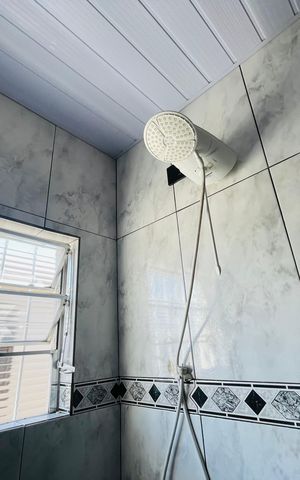 Casa à venda com 180m², 3 quartos e 2 vagas Casa à venda com 180m², 3 quartos e 2 vagasBanheiro 1