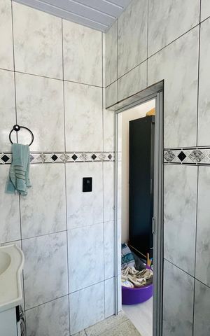 Casa à venda com 180m², 3 quartos e 2 vagas Casa à venda com 180m², 3 quartos e 2 vagasBanheiro 1