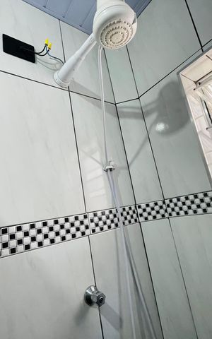 Casa à venda com 180m², 3 quartos e 2 vagas Casa à venda com 180m², 3 quartos e 2 vagasBanheiro 2