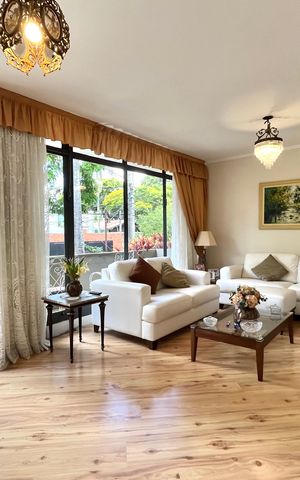 Casa à venda com 196m², 4 quartos e 4 vagas Casa à venda com 196m², 4 quartos e 4 vagasSala