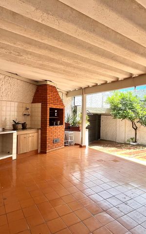 Casa à venda com 196m², 4 quartos e 4 vagas Casa à venda com 196m², 4 quartos e 4 vagasChuveiro