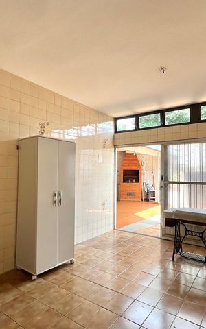 Casa à venda com 196m², 4 quartos e 4 vagas Casa à venda com 196m², 4 quartos e 4 vagasSalão