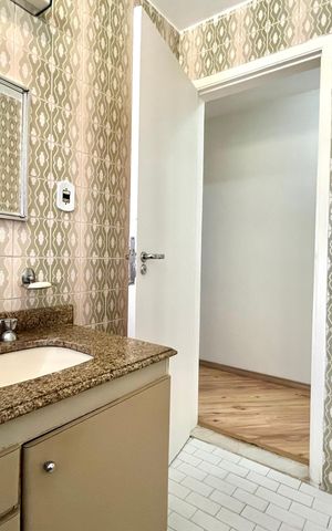Casa à venda com 196m², 4 quartos e 4 vagas Casa à venda com 196m², 4 quartos e 4 vagasBanheiro Corredor