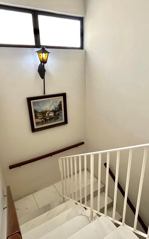 Casa à venda com 196m², 4 quartos e 4 vagas Casa à venda com 196m², 4 quartos e 4 vagasEscada