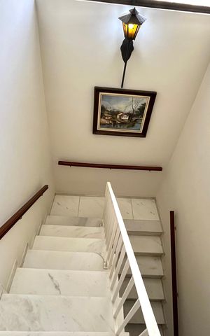 Casa à venda com 196m², 4 quartos e 4 vagas Casa à venda com 196m², 4 quartos e 4 vagasEscada