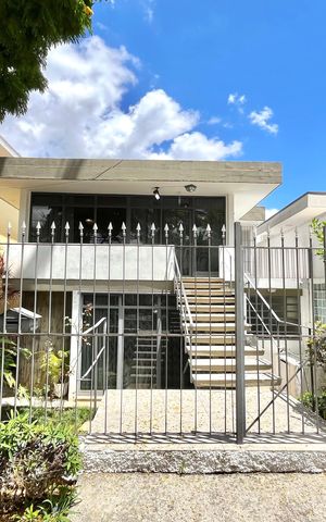 Casa à venda com 196m², 4 quartos e 4 vagas Casa à venda com 196m², 4 quartos e 4 vagasFachada rua de cima