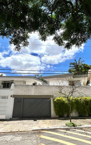 Casa à venda com 196m², 4 quartos e 4 vagas Casa à venda com 196m², 4 quartos e 4 vagasFachada rua de baixo