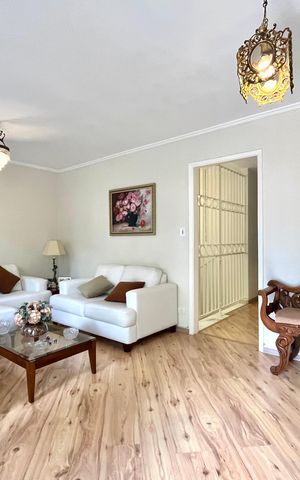 Casa à venda com 196m², 4 quartos e 4 vagas Casa à venda com 196m², 4 quartos e 4 vagasSala