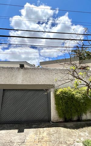 Casa à venda com 196m², 4 quartos e 4 vagas Casa à venda com 196m², 4 quartos e 4 vagasFachada rua de baixo