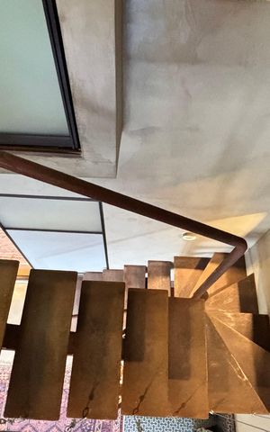 Apartamento à venda com 45m², 1 quarto e 1 vaga Apartamento à venda com 45m², 1 quarto e 1 vagaEscada