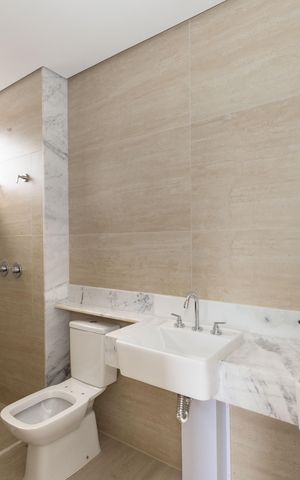 Apartamento à venda com 240m², 4 quartos e 4 vagas Apartamento à venda com 240m², 4 quartos e 4 vagasBanheiro da Suíte 2