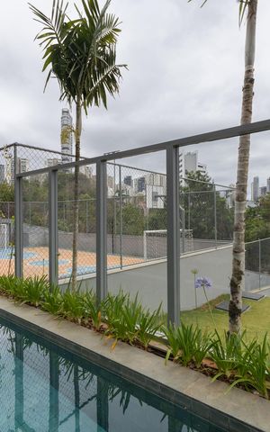 Apartamento à venda com 240m², 4 quartos e 4 vagas Apartamento à venda com 240m², 4 quartos e 4 vagasÁrea comum - Piscina