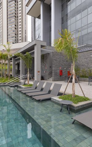 Apartamento à venda com 240m², 4 quartos e 4 vagas Apartamento à venda com 240m², 4 quartos e 4 vagasÁrea comum - Piscina