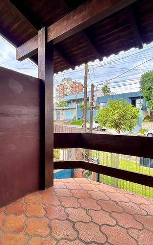 Casa para alugar com 290m², 4 quartos e 1 vaga Casa para alugar com 290m², 4 quartos e 1 vagaSacada - Sala