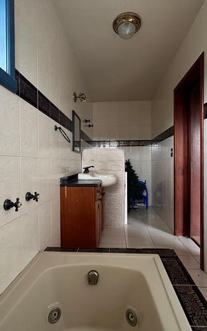 Casa para alugar com 290m², 4 quartos e 1 vaga Casa para alugar com 290m², 4 quartos e 1 vagaBanheiro