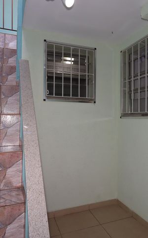 Casa à venda com 119m², 2 quartos e 2 vagasEscada