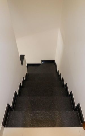 Casa à venda com 144m², 3 quartos e 2 vagas Casa à venda com 144m², 3 quartos e 2 vagasEscada