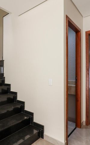 Casa à venda com 144m², 3 quartos e 2 vagas Casa à venda com 144m², 3 quartos e 2 vagasEscada