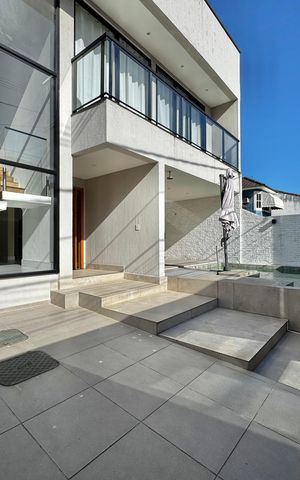 Casa de condomínio à venda com 300m², 3 quartos e 2 vagas Casa de condomínio à venda com 300m², 3 quartos e 2 vagasÁrea externa