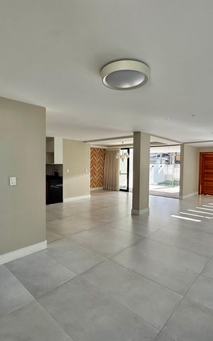 Casa de condomínio à venda com 300m², 3 quartos e 2 vagas Casa de condomínio à venda com 300m², 3 quartos e 2 vagasSala