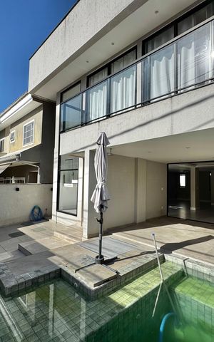 Casa de condomínio à venda com 300m², 3 quartos e 2 vagas Casa de condomínio à venda com 300m², 3 quartos e 2 vagasÁrea externa