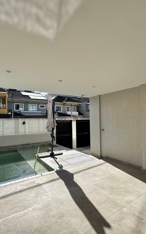 Casa de condomínio à venda com 300m², 3 quartos e 2 vagas Casa de condomínio à venda com 300m², 3 quartos e 2 vagasÁrea externa