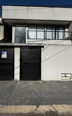 Casa de condomínio à venda com 300m², 3 quartos e 2 vagas Casa de condomínio à venda com 300m², 3 quartos e 2 vagasFachada