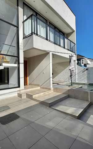 Casa de condomínio à venda com 300m², 3 quartos e 2 vagas Casa de condomínio à venda com 300m², 3 quartos e 2 vagasÁrea externa