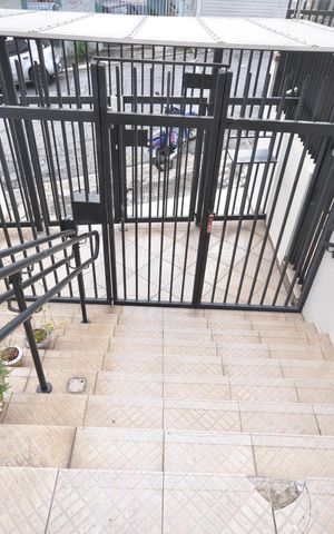 Apartamento à venda com 54m², 2 quartos e 1 vagaEscada de acesso