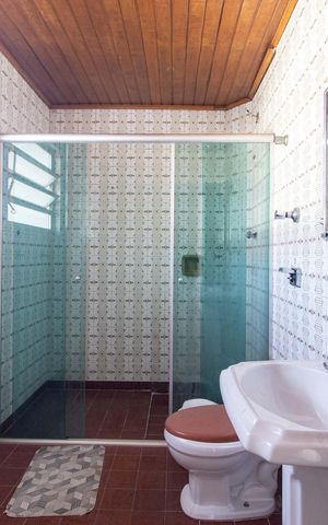 Casa para alugar com 300m², 3 quartos e 5 vagas Casa para alugar com 300m², 3 quartos e 5 vagasBanheiro da Suíte