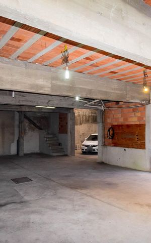Casa à venda com 223m², 2 quartos e 10 vagas Casa à venda com 223m², 2 quartos e 10 vagasGaragem