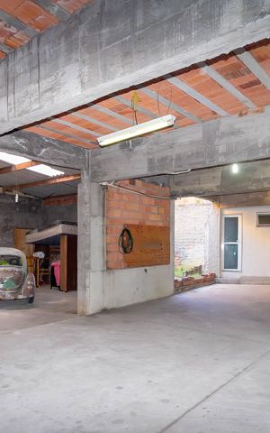 Casa à venda com 223m², 2 quartos e 10 vagas Casa à venda com 223m², 2 quartos e 10 vagasGaragem
