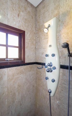 Casa à venda com 223m², 2 quartos e 10 vagas Casa à venda com 223m², 2 quartos e 10 vagasBanheiro da Suíte 1