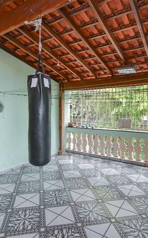 Casa à venda com 158m², 3 quartos e 2 vagas Casa à venda com 158m², 3 quartos e 2 vagasVaranda