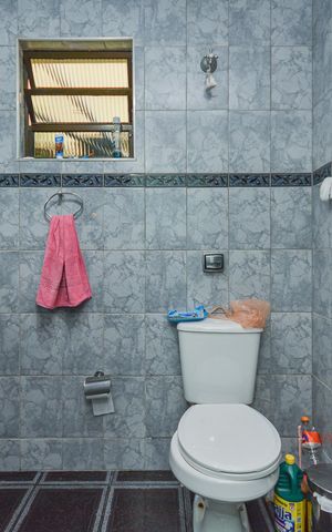 Casa à venda com 158m², 3 quartos e 2 vagas Casa à venda com 158m², 3 quartos e 2 vagasBanheiro