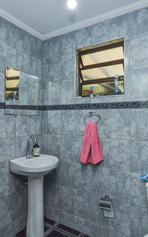 Casa à venda com 158m², 3 quartos e 2 vagas Casa à venda com 158m², 3 quartos e 2 vagasBanheiro