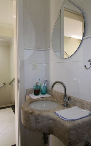 Casa de condomínio à venda com 199m², 3 quartos e 4 vagasLavabo