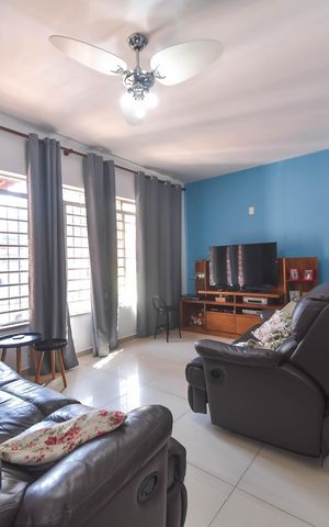 Casa à venda com 129m², 3 quartos e 2 vagasSala