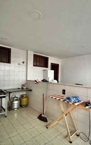 Casa à venda com 850m², 5 quartos e 7 vagas Casa à venda com 850m², 5 quartos e 7 vagasCozinha e Área de Serviço