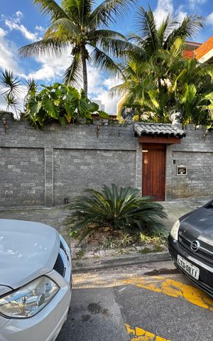 Casa à venda com 850m², 5 quartos e 7 vagas Casa à venda com 850m², 5 quartos e 7 vagasFachada