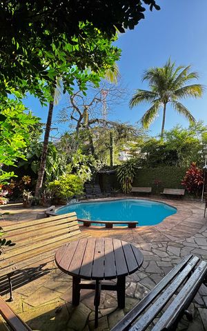 Casa à venda com 850m², 5 quartos e 7 vagas Casa à venda com 850m², 5 quartos e 7 vagasÁrea externa