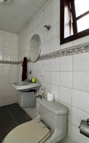 Casa à venda com 850m², 5 quartos e 7 vagas Casa à venda com 850m², 5 quartos e 7 vagasÁrea externa - Banheiro