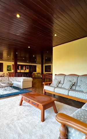 Casa à venda com 850m², 5 quartos e 7 vagas Casa à venda com 850m², 5 quartos e 7 vagasSalão Terceiro Andar