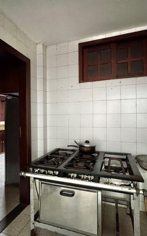 Casa à venda com 850m², 5 quartos e 7 vagas Casa à venda com 850m², 5 quartos e 7 vagasCozinha e Área de Serviço