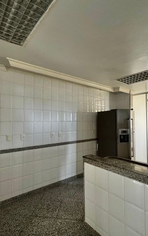 Apartamento à venda com 247m², 4 quartos e 3 vagas Apartamento à venda com 247m², 4 quartos e 3 vagasCozinha e Área de Serviço